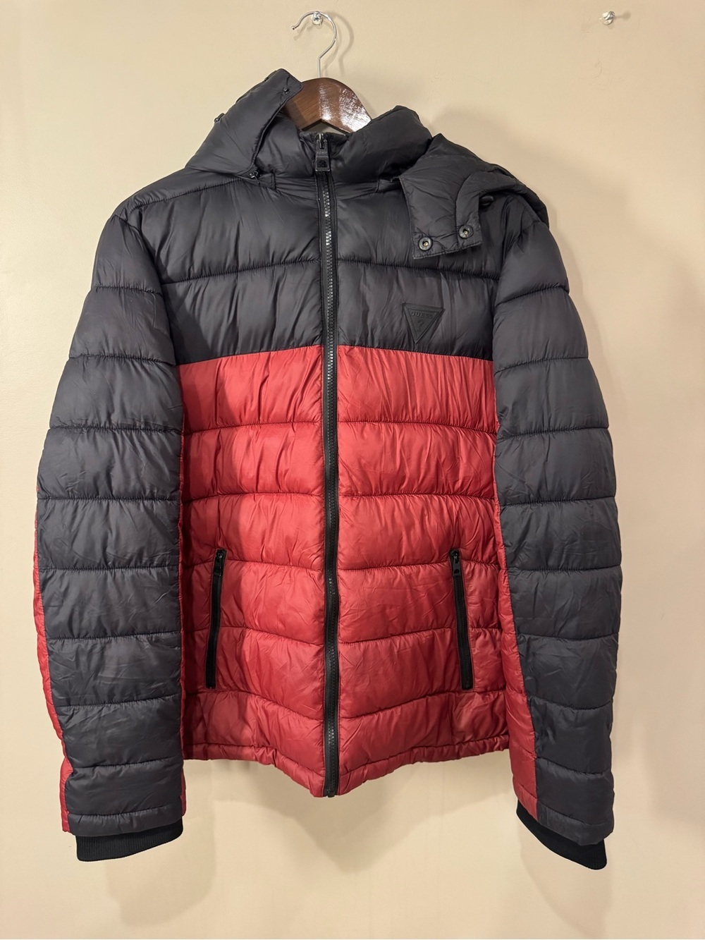 GUESS Men’s Black & Burgundy Hooded Puffer Jacket Size Large - Picture 2 of 9